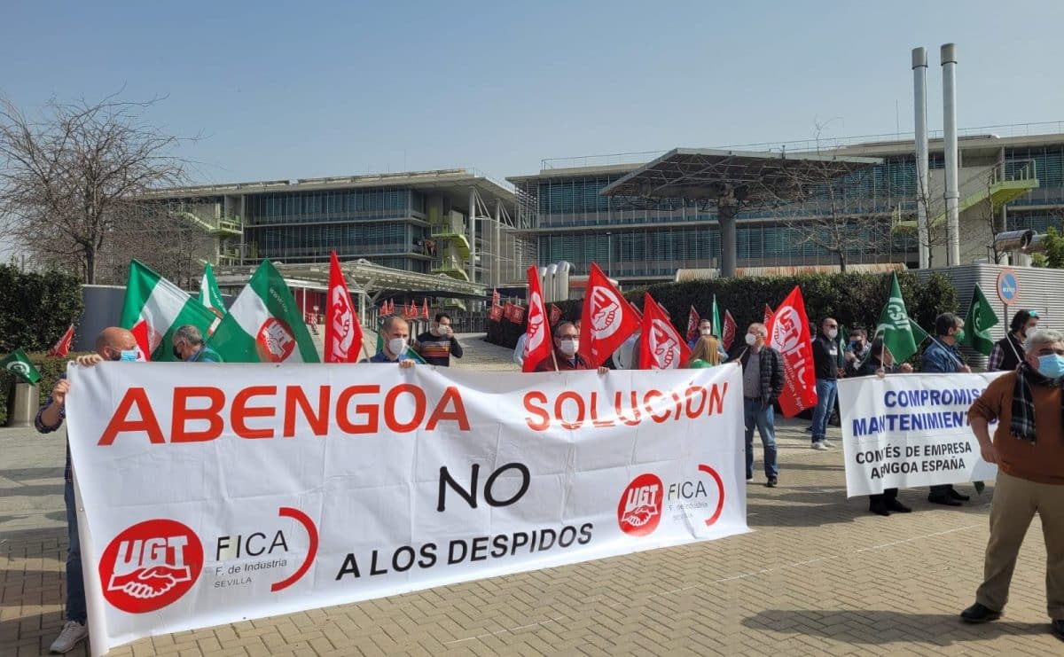 Trabajadores manifestándose en la sede de Abengoa en Sevilla. UGT