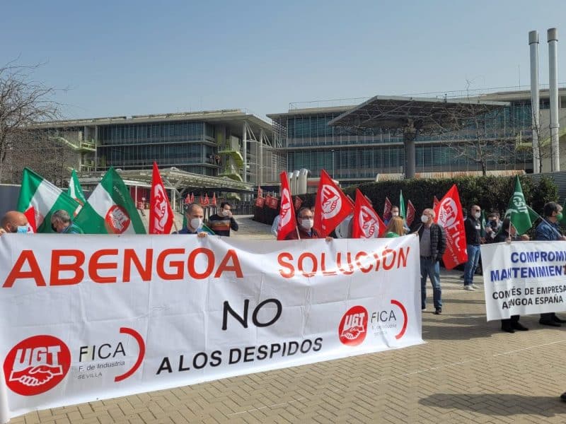 Trabajadores manifestándose en la sede de Abengoa en Sevilla. UGT