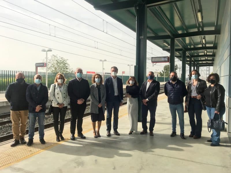La secretaria del PSOE de Sevilla, Verónica Pérez, junto a alcaldes y portavoces socialistas de los municipios usuarios de la línea de Cercanías C5 Sevilla-Benacazón