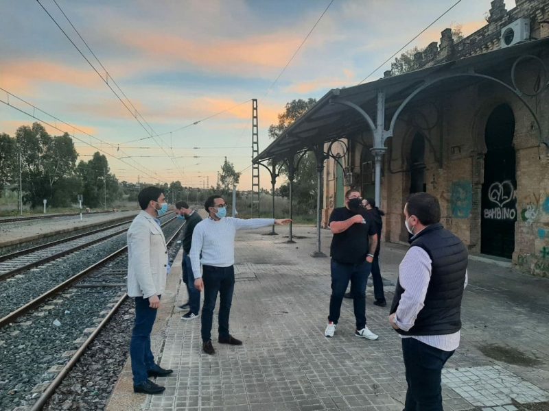 El diputado Ismael Sánchez en su visita a las vías del ferrocarril de Pilas.