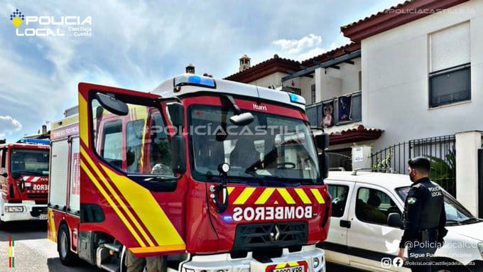 Los bomberos del Aljarafe junto a la Policía Local acudieron rápidamente a la zona. Policía Local de Castilleja.