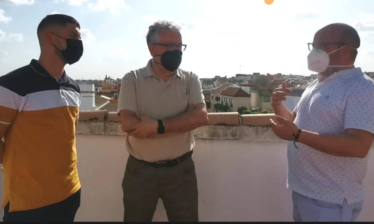 El artista Chris Martel junto al alcalde del municipio Francisco Molina y el delegado de cultura Jesús Macarro
