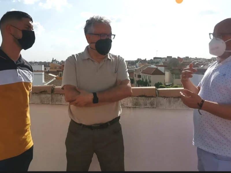 El artista Chris Martel junto al alcalde del municipio Francisco Molina y el delegado de cultura Jesús Macarro