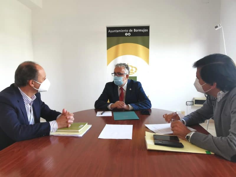 El alcalde de Bormujos Francisco Molina reunido con el gerente del Consorcio Metropolitano de Transportes de Sevilla, Juan Carlos García Argenté.