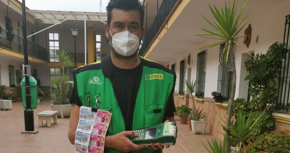 Joaquín Almenta, el vendedor de la ONCE que ha repartido diez boletos premiados.