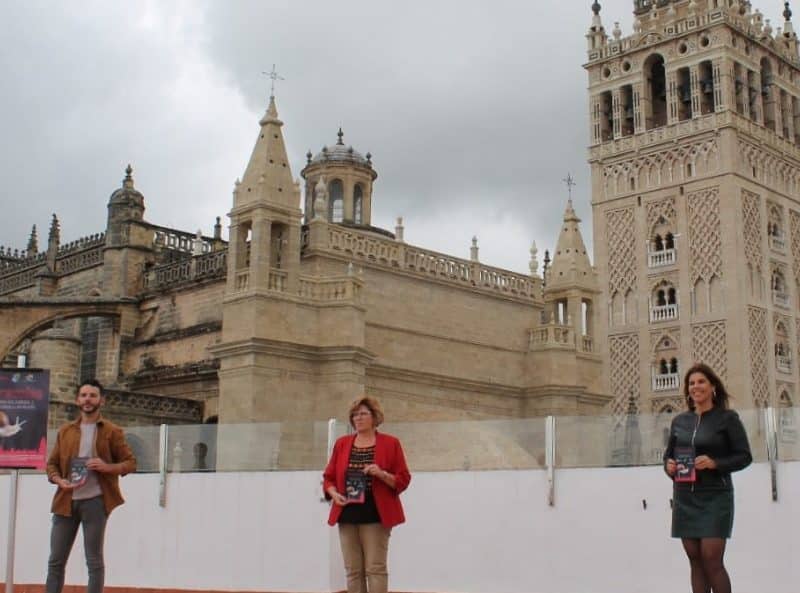 Presentación de la ruta Caracolea frente a la Giralda con la presencia de la alcaldesa Isabel Herrera.