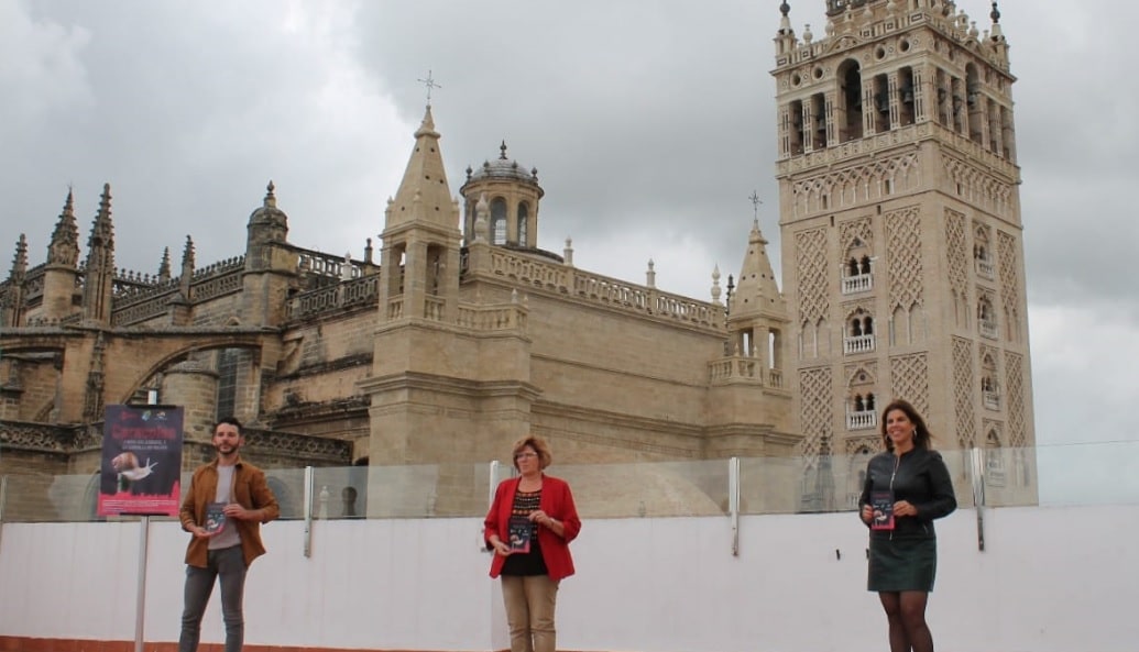 Presentación de la ruta Caracolea frente a la Giralda con la presencia de la alcaldesa Isabel Herrera.