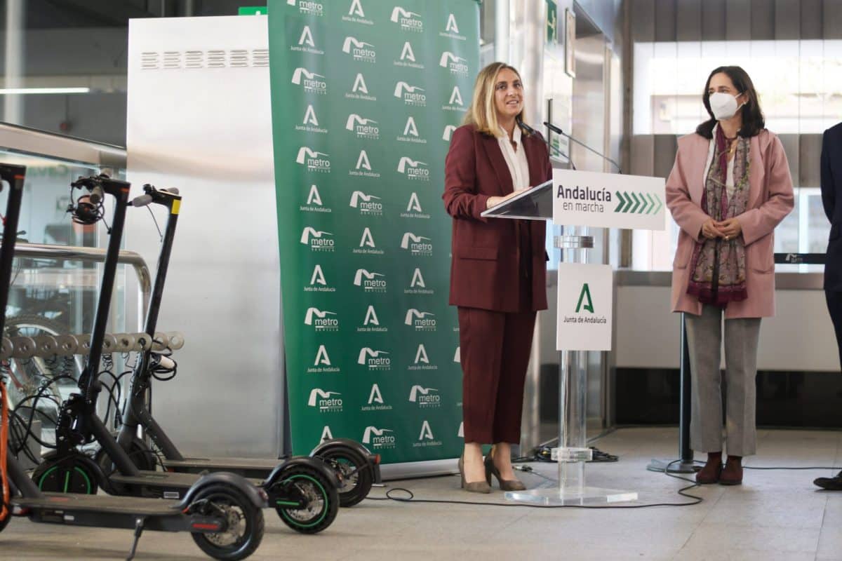 Consejera de Fomento, Infraestructuras y Ordenación del Territorio de la Junta de Andalucía presenta la parada de patinetes eléctricos en Cavaleri.
