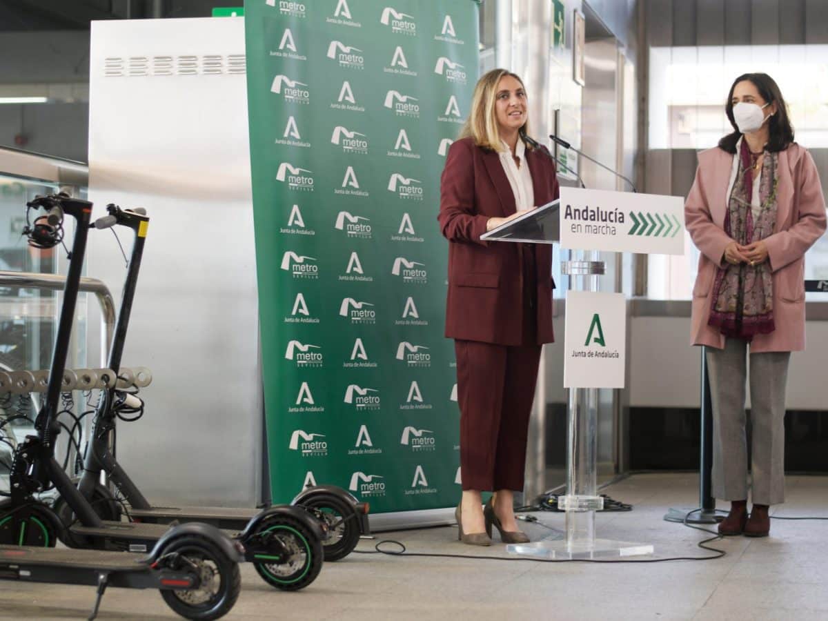 Consejera de Fomento, Infraestructuras y Ordenación del Territorio de la Junta de Andalucía presenta la parada de patinetes eléctricos en Cavaleri.
