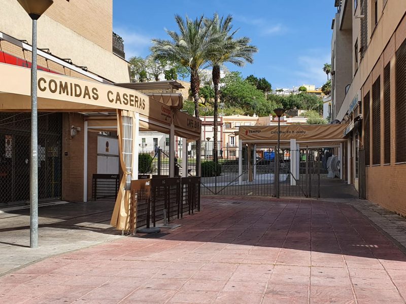 Comercios cerrados en San Juan de Aznalfarache.