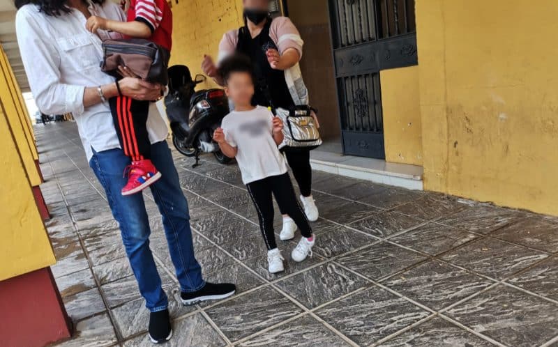La familia abandona la vivienda de las que ha sido desahuciados en Mairena.