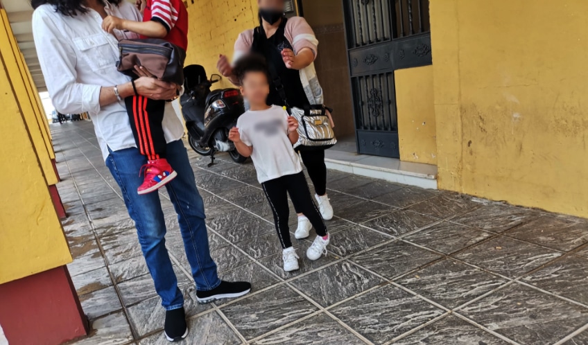 La familia abandona la vivienda de las que ha sido desahuciados en Mairena.