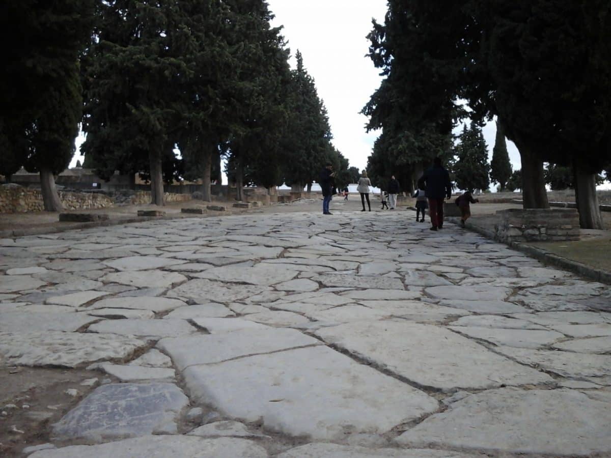 Camino interior del conjunto arqueológico de Itálica enclavado en Santiponce. Europa Press.
