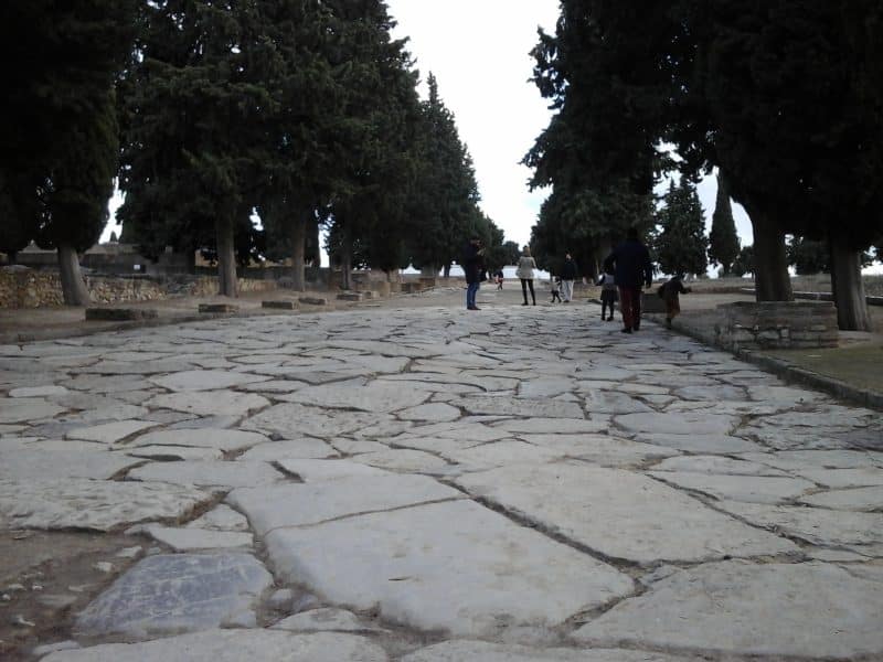Camino interior del conjunto arqueológico de Itálica enclavado en Santiponce. Europa Press.