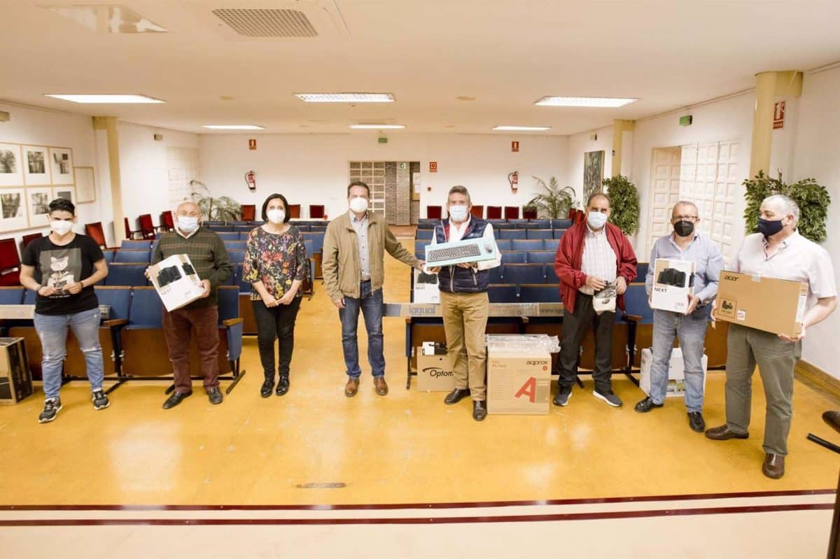 El alcalde de Mairena, Antonio Conde, entrega el material informática a los centros de mayores.