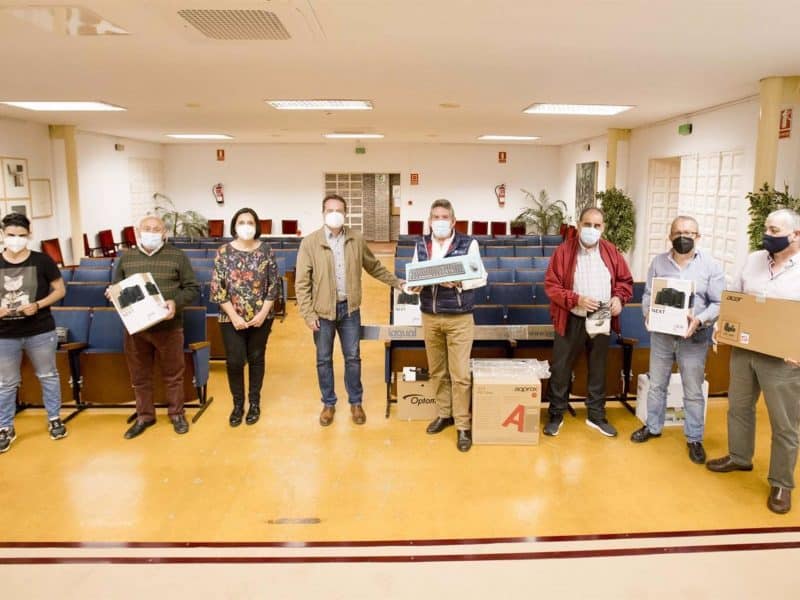 El alcalde de Mairena, Antonio Conde, entrega el material informática a los centros de mayores.