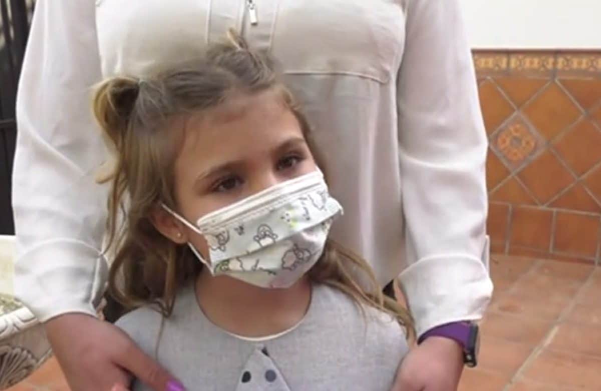 La pequeña Alba junto a su madre atiende a las cámaras de Canal Sur.