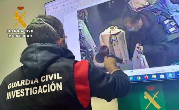 Un Guardia Civil analiza las imágenes de los robos de la Operación Boxsend.
