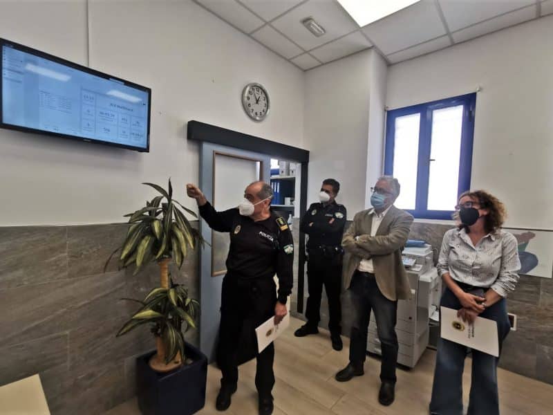 Presentación del sistema en la comisaría de la Policía Local de Bormujos ante el alcalde Francisco Molina.