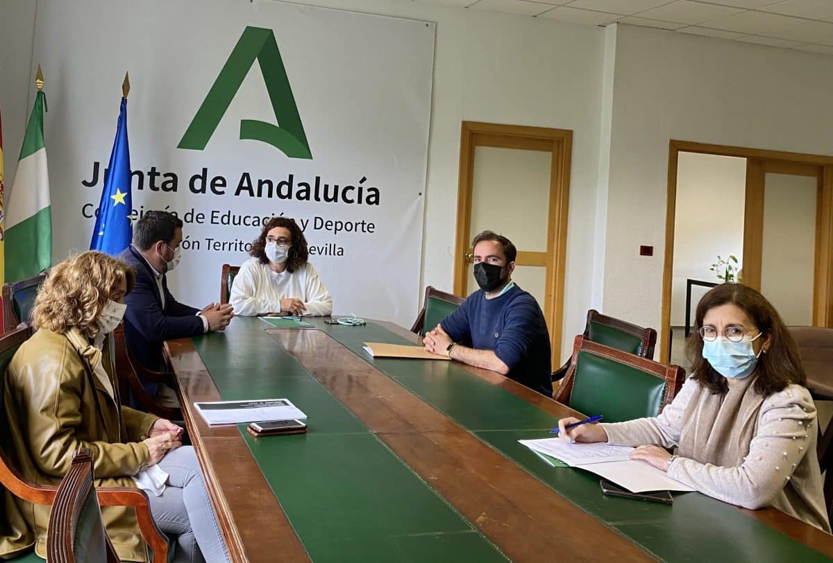 La Delegada Territorial de Educación, María José Eslava; el Alcalde de Gines, Romualdo Garrido en la reunión.