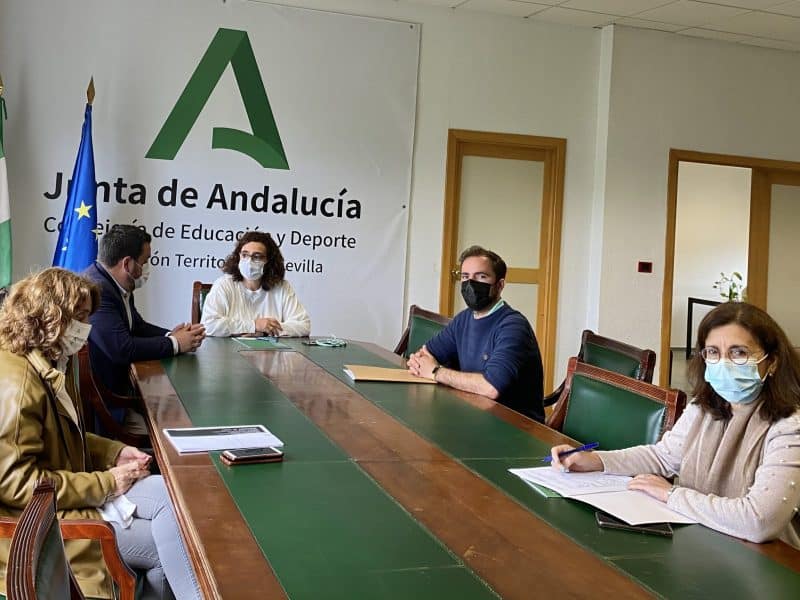 La Delegada Territorial de Educación, María José Eslava; el Alcalde de Gines, Romualdo Garrido en la reunión.