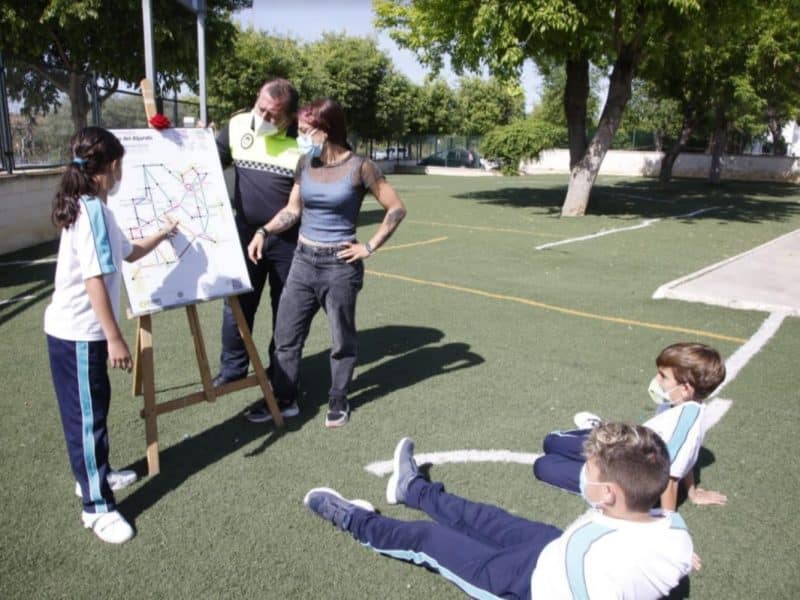Niños reciben educación de seguridad vial en Mairena.