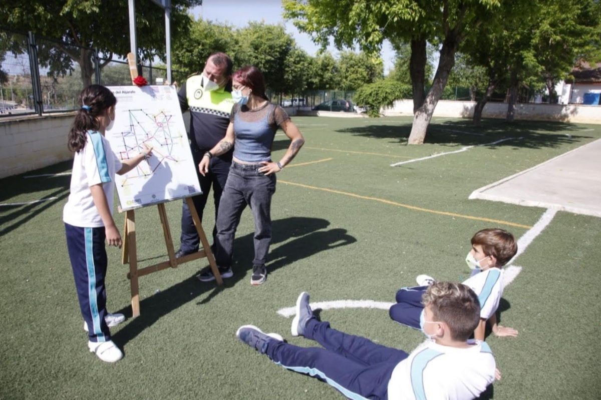 Niños reciben educación de seguridad vial en Mairena.