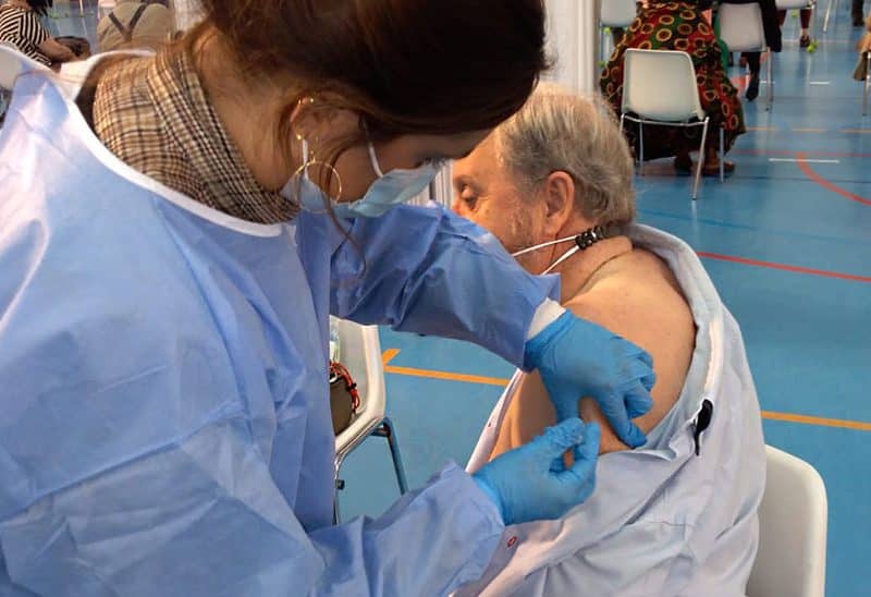 Vacunación a un anciano de 77 años