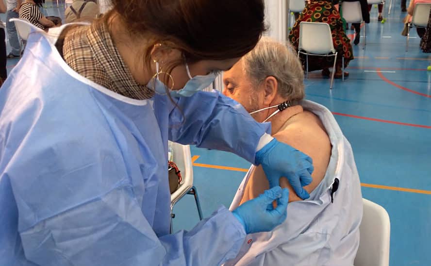 Vacunación a un anciano de 77 años