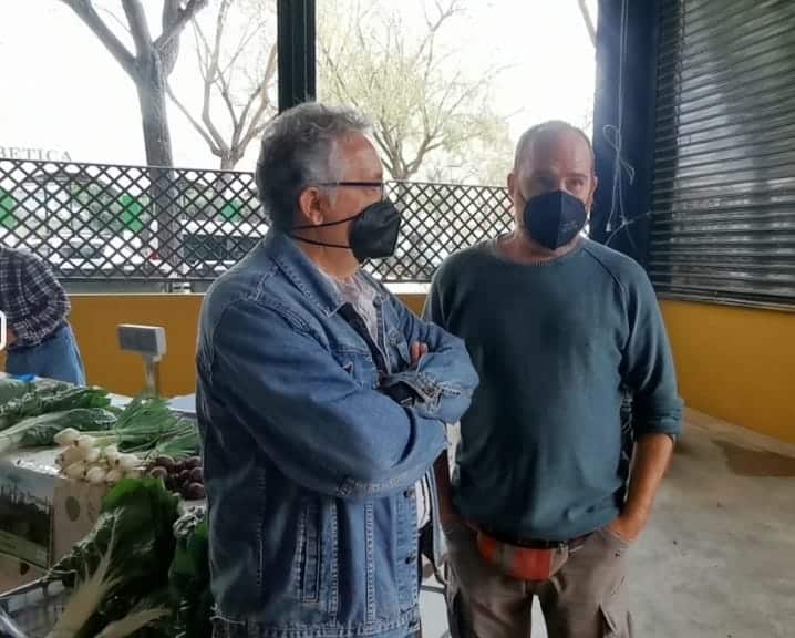 El alcalde de Bormujos junto a un miembro de Regüerta Ecológica.