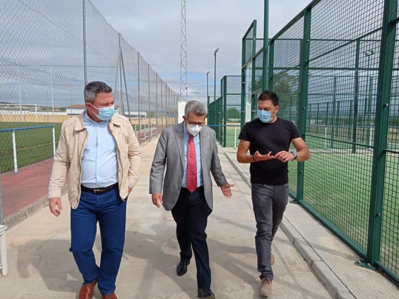 El subdelegado del Gobierno y el alcalde de Castilleja del Campo visitando los proyectos