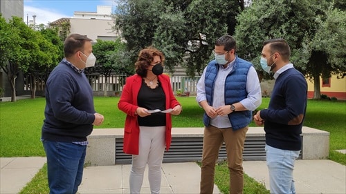 La alcaldesa de Huévar junto al portavoz del PP en Diputación