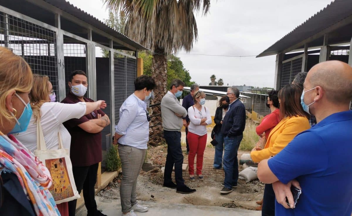 Visita de los representantes municipales al Refugio de Animales de Bormujos