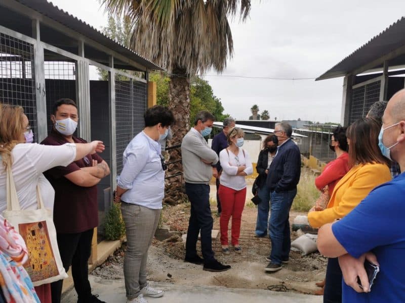 Visita de los representantes municipales al Refugio de Animales de Bormujos