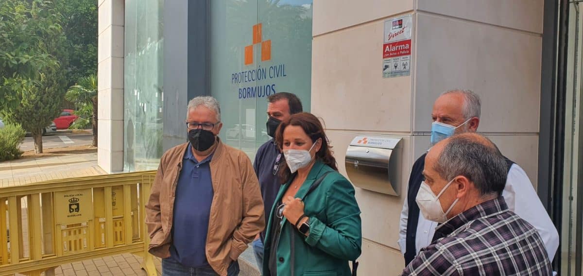 Cristina Los Arcos en su visita a Protección Civil de Bormujos.