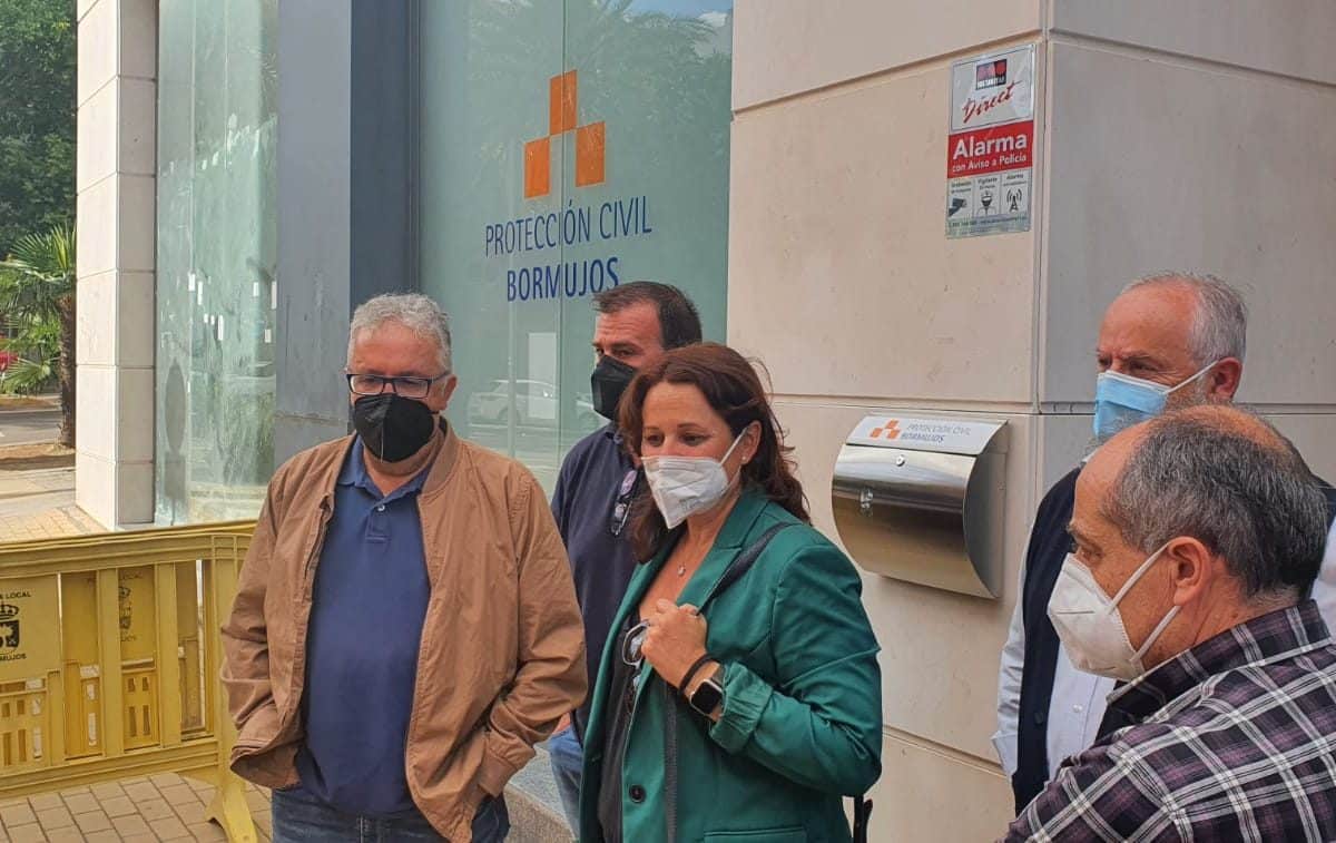Cristina Los Arcos en su visita a Protección Civil de Bormujos.