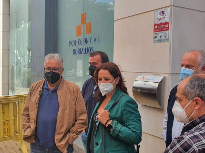Cristina Los Arcos en su visita a Protección Civil de Bormujos.
