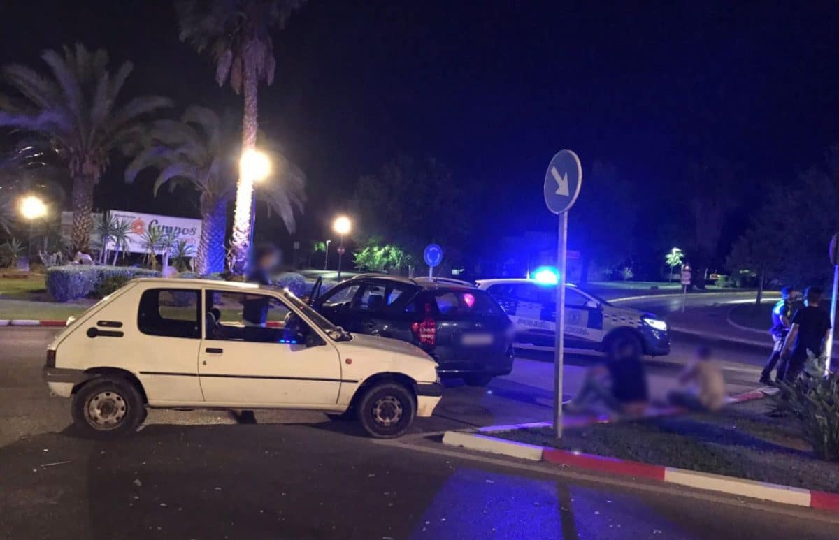 Imagen del accidente en la rotonda de La Cartuja, en Tomares. Imagen de la Policía Local.Imagen del accidente en la rotonda de La Cartuja, en Tomares. Imagen de la Policía Local.