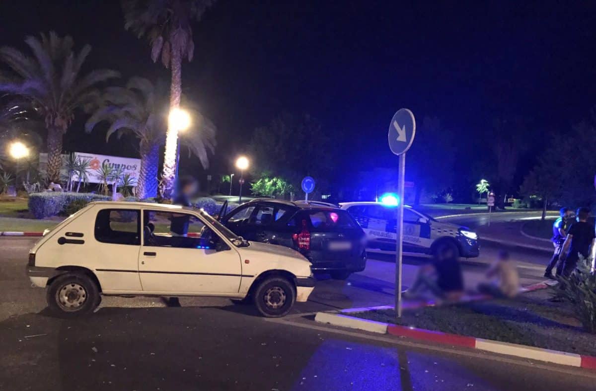 Imagen del accidente en la rotonda de La Cartuja, en Tomares. Imagen de la Policía Local.Imagen del accidente en la rotonda de La Cartuja, en Tomares. Imagen de la Policía Local.