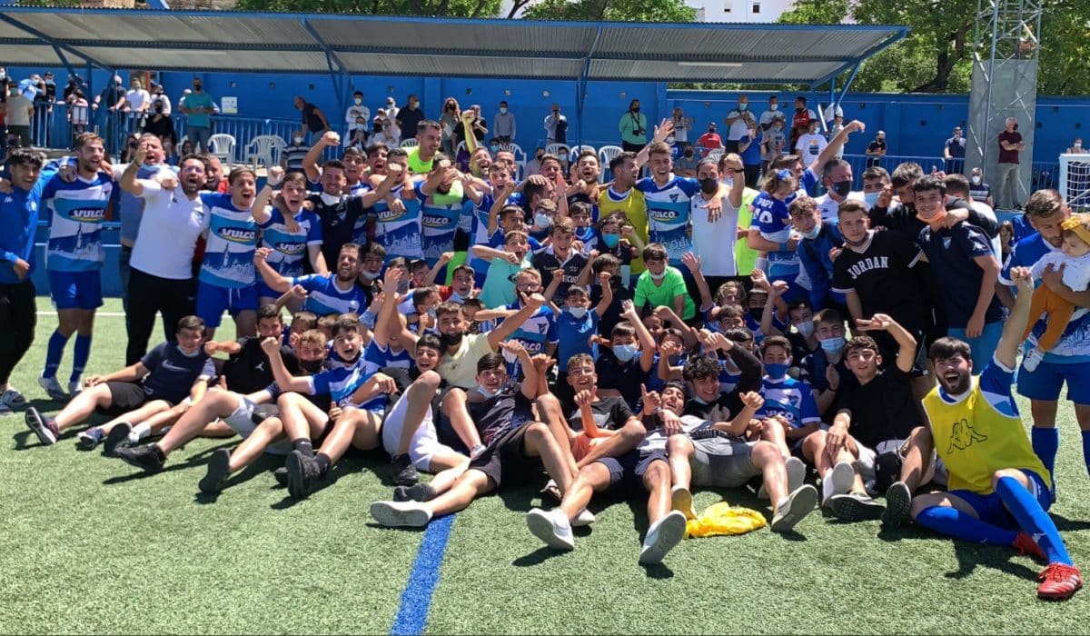 La UD Loreto celebra el ascenso a Segunda Andaluza. Imagen de UD Loreto.