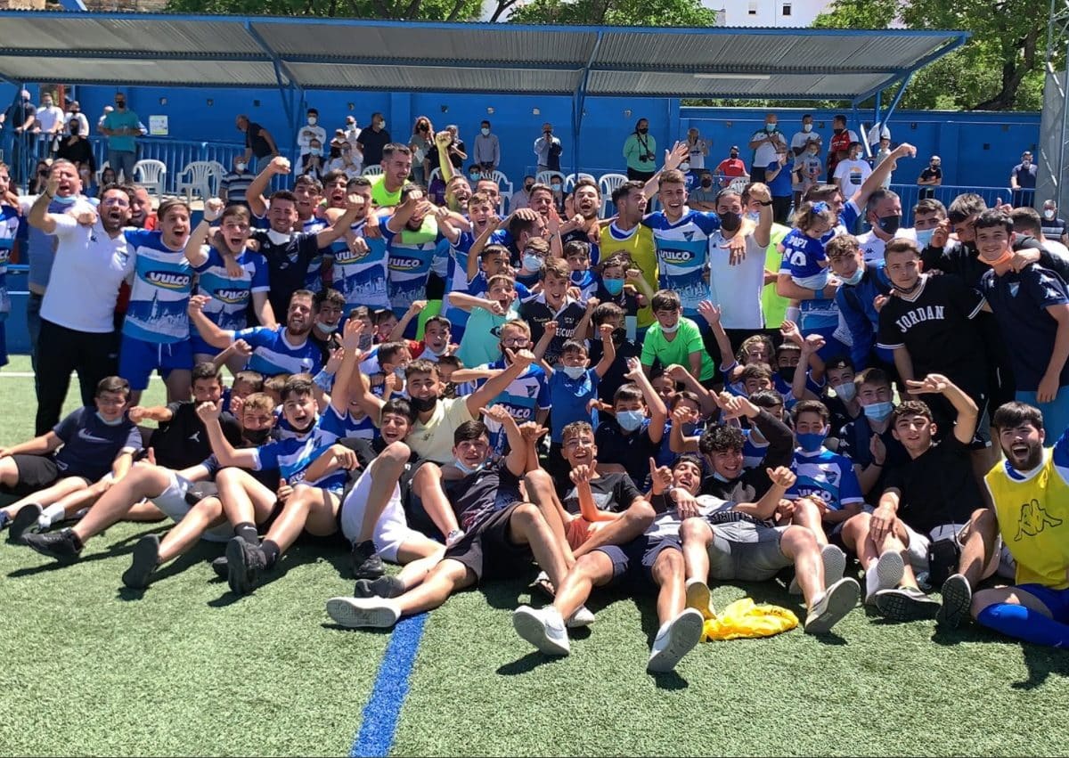 La UD Loreto celebra el ascenso a Segunda Andaluza. Imagen de UD Loreto.