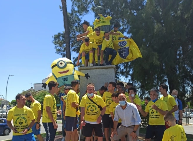 La plantilla del Camino Viejo celebra el ascenso en el monumento a Bombita en Tomares.