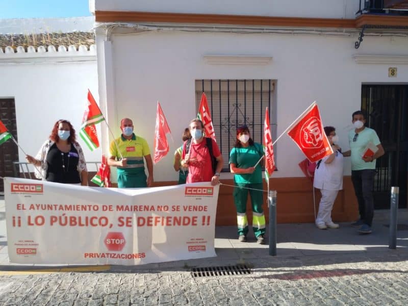 Concentración de CCOO y UGT de Mairena en favor de los servicios públicos.