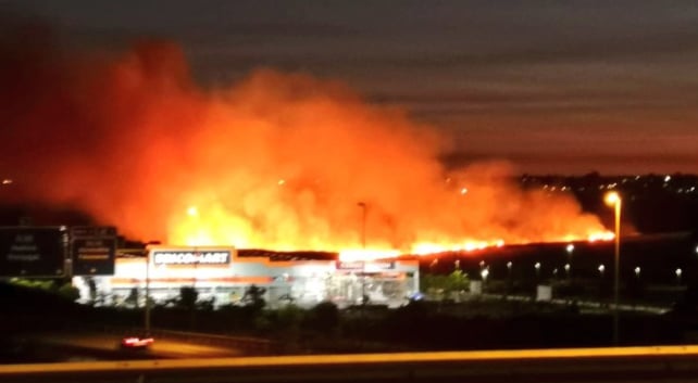 Incendio junto al Bricomart de Bormujos. Imagen de Bomberos del Aljarafe.