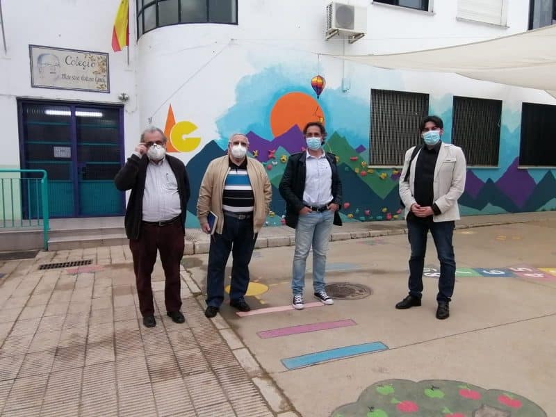 Ismael Sánchez durante la visita al CEIP Maestro Arturo Giner de Camas.