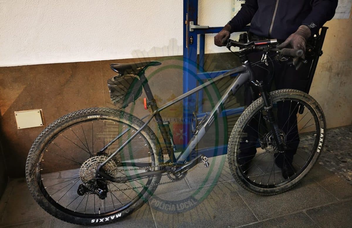 Imagen de un Policía Local de San Juan sosteniendo la bicicleta robada. Imagen de la Policía Local de San Juan.