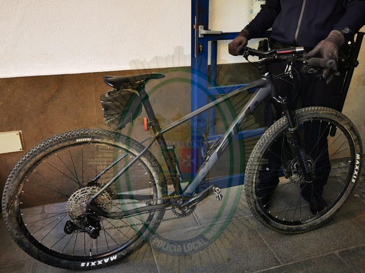 Imagen de un Policía Local de San Juan sosteniendo la bicicleta robada. Imagen de la Policía Local de San Juan.