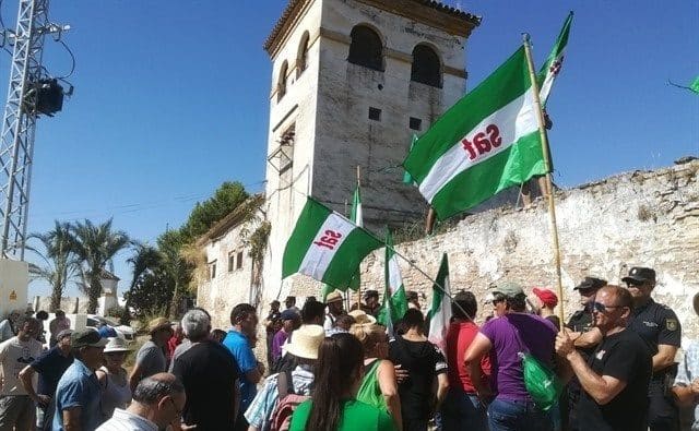 Archivo - Protesta frente al cortijo de Gambogaz.
