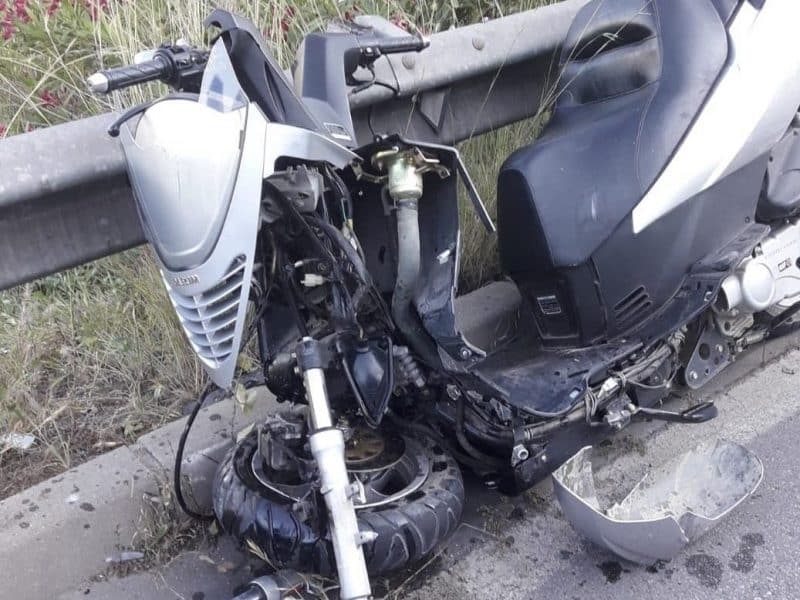 Moto accidentada en la Cuesta de Cross. Foto Policía Local de San Juan .