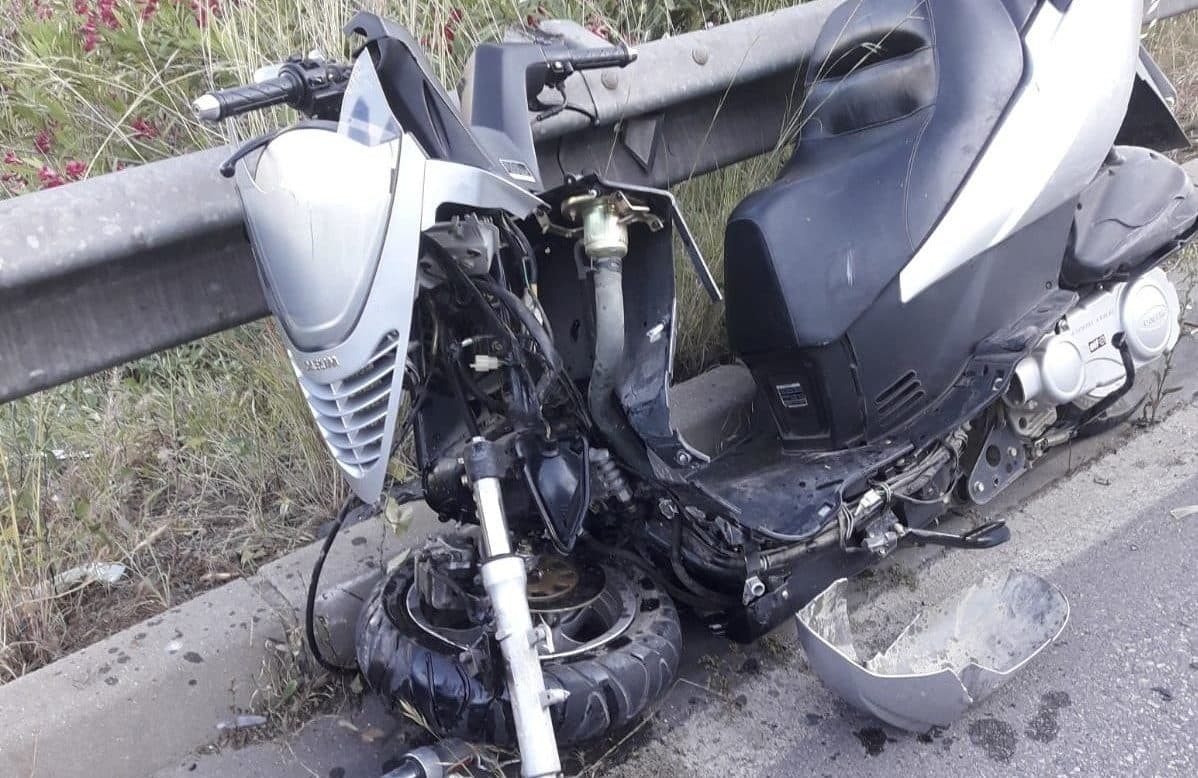 Moto accidentada en la Cuesta de Cross. Foto Policía Local de San Juan .